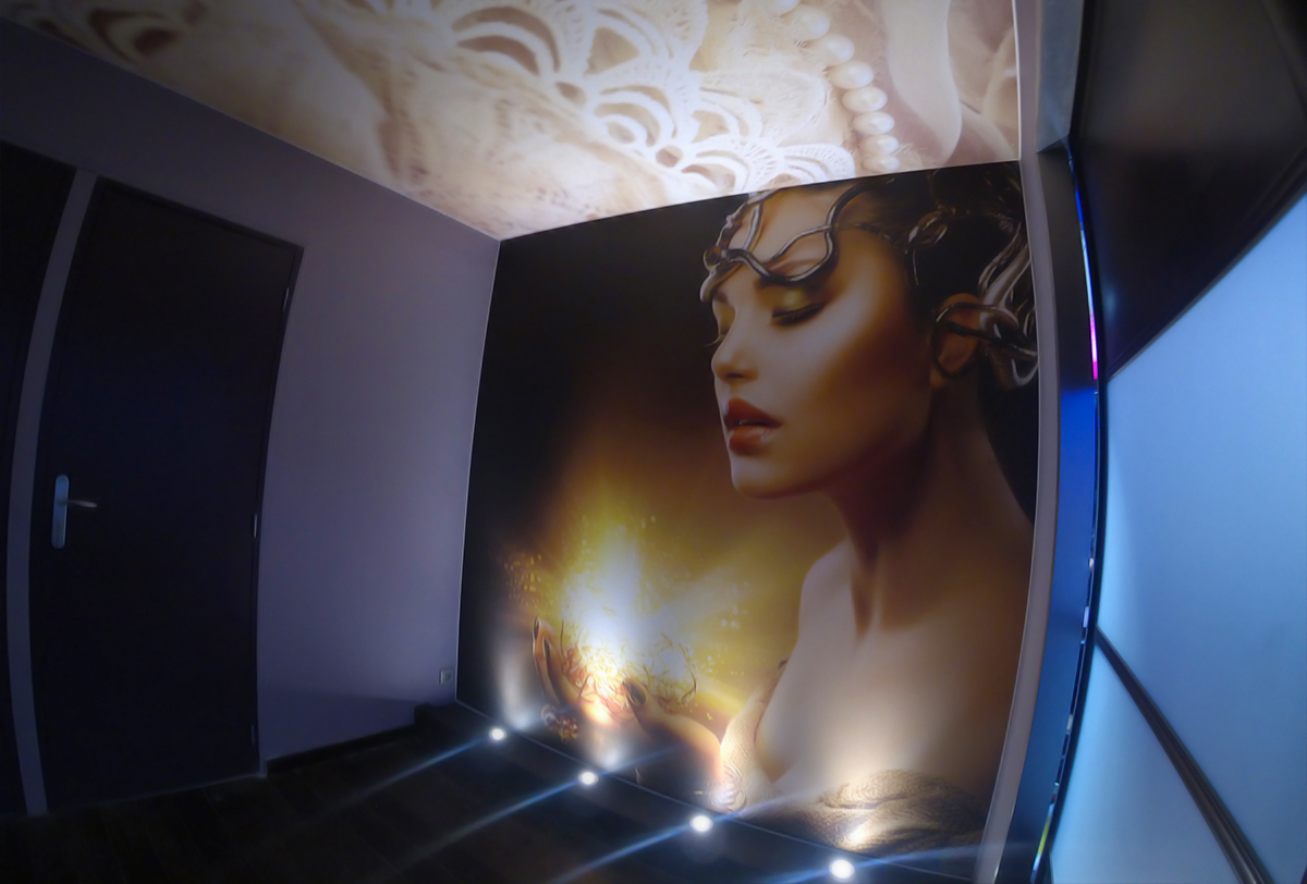 Décorations murales et plafonds tendus imprimés dans un Spa.